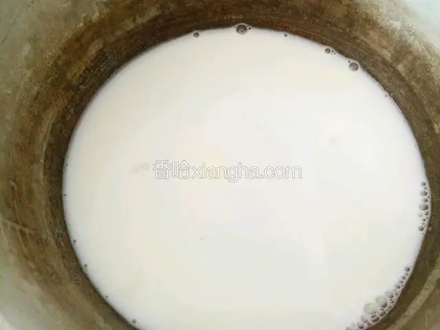 锅里放入牛奶和淡奶油