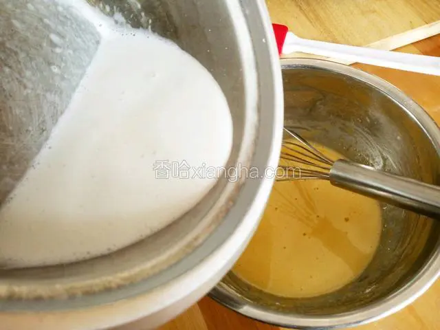 慢慢的倒入蛋液中 同时搅拌