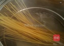 虫草花炒意面的做法图解3