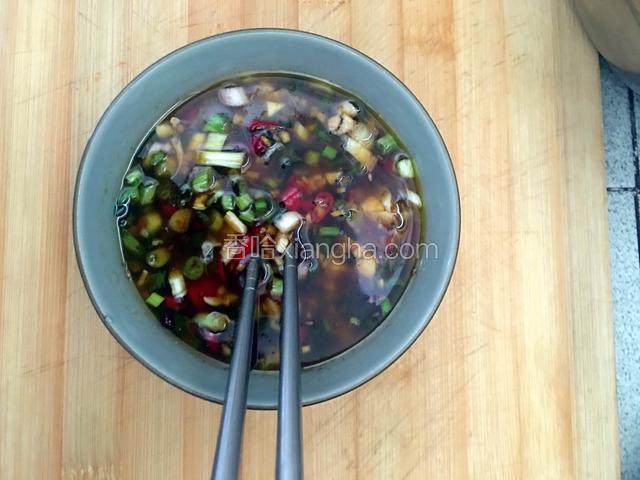 加入盐，鸡精，生抽，醋。用筷子搅拌均匀。