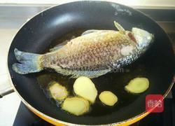 菌菇豆腐鲫鱼汤的做法图解3