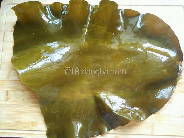 海带提前泡发并洗干净。我是晚上睡前用清水泡上，第二天早上用。