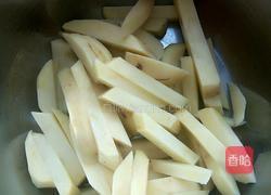 土豆炖鱼的做法图解1