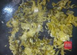 酸菜肥肠的做法图解2