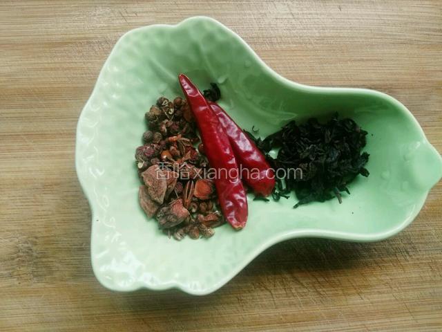 准备好八角 干辣椒 茶叶（做卤料 加入适量茶叶可去腥 又可上色 切记茶叶不能过多就好 添加太多会苦涩）