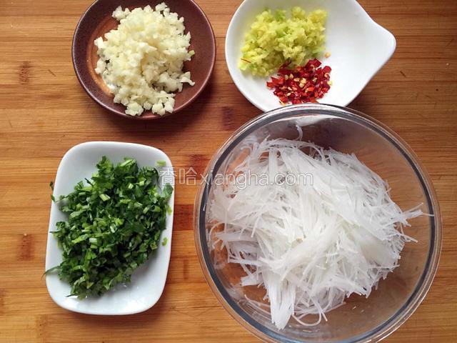 粉丝切段，大蒜、姜、香菜和干辣椒切碎。
