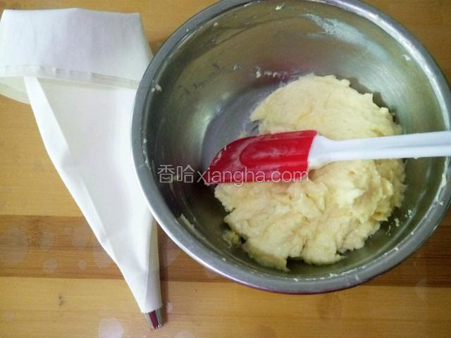 装入裱花袋 裱花嘴方面我没有那么专业的  就用普通的菊花嘴