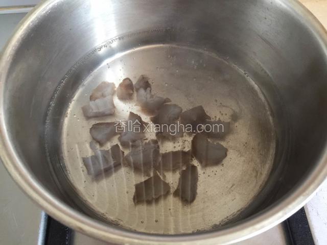 锅内放入清水，海参切小块放入。