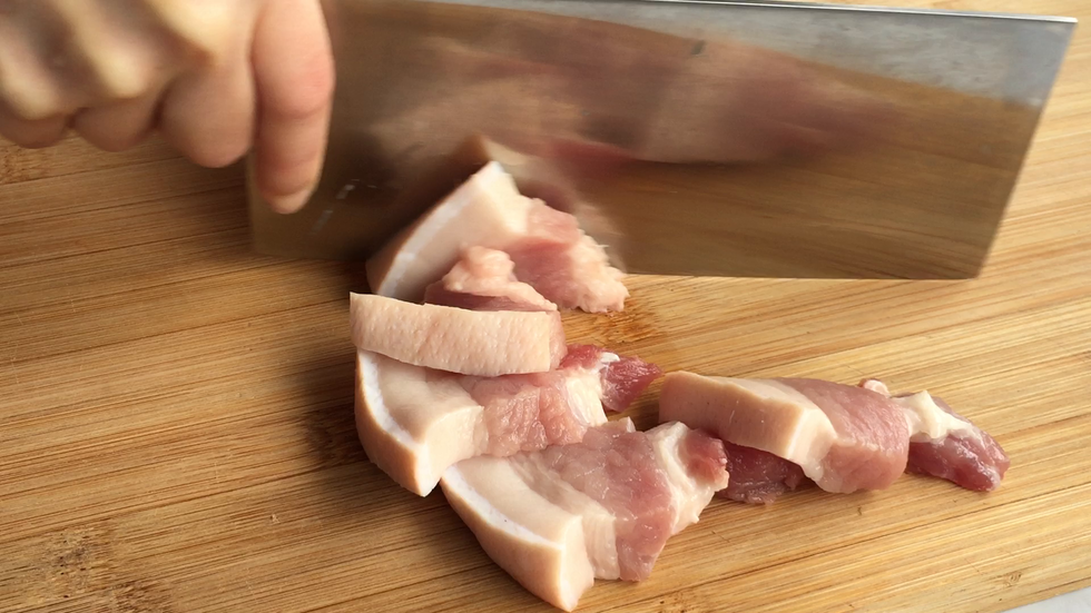 五花肉洗净切成一厘米厚的块状