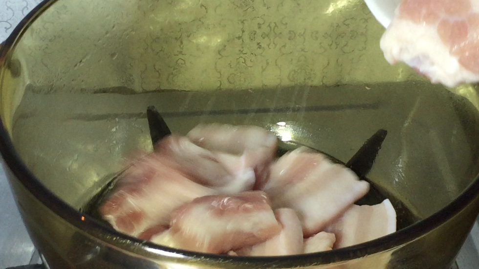 把五花肉放入锅中，冷水上锅