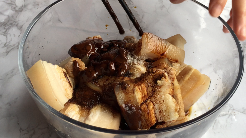 搅拌均匀腌制两小时