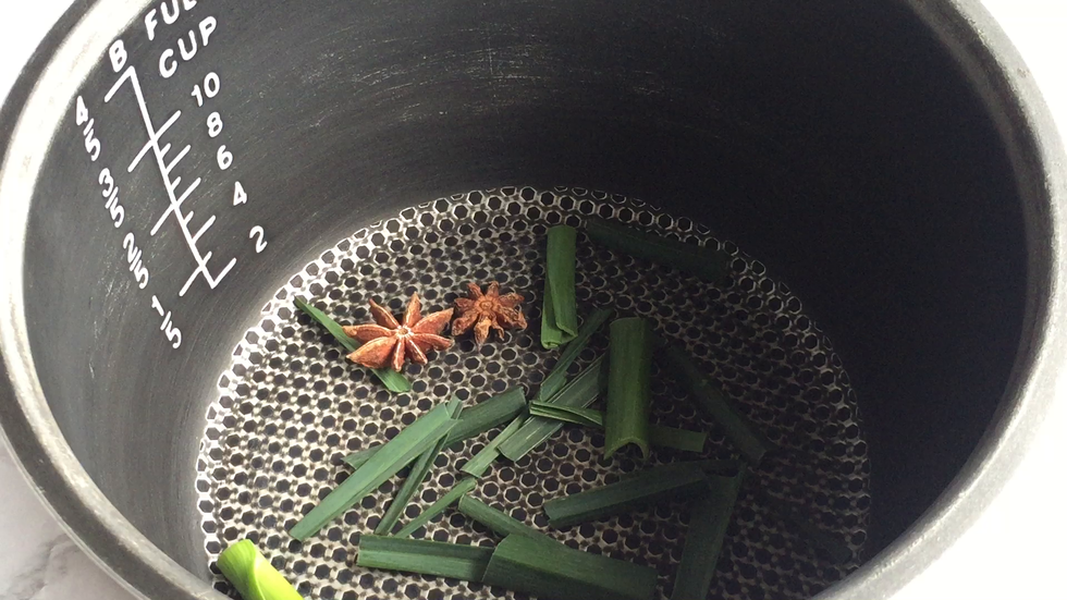 先放入一半葱段和八角放入高压锅内胆