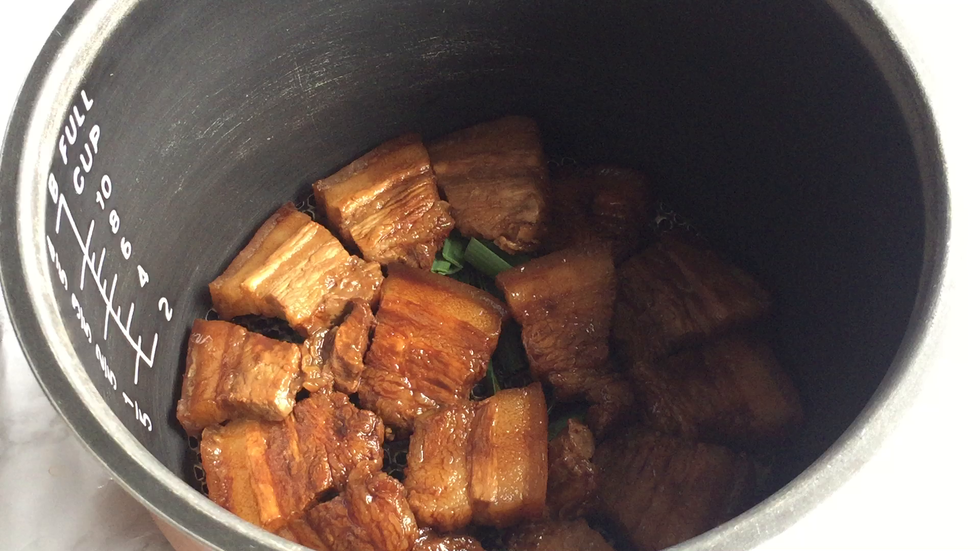 再把腌好的五花肉码入