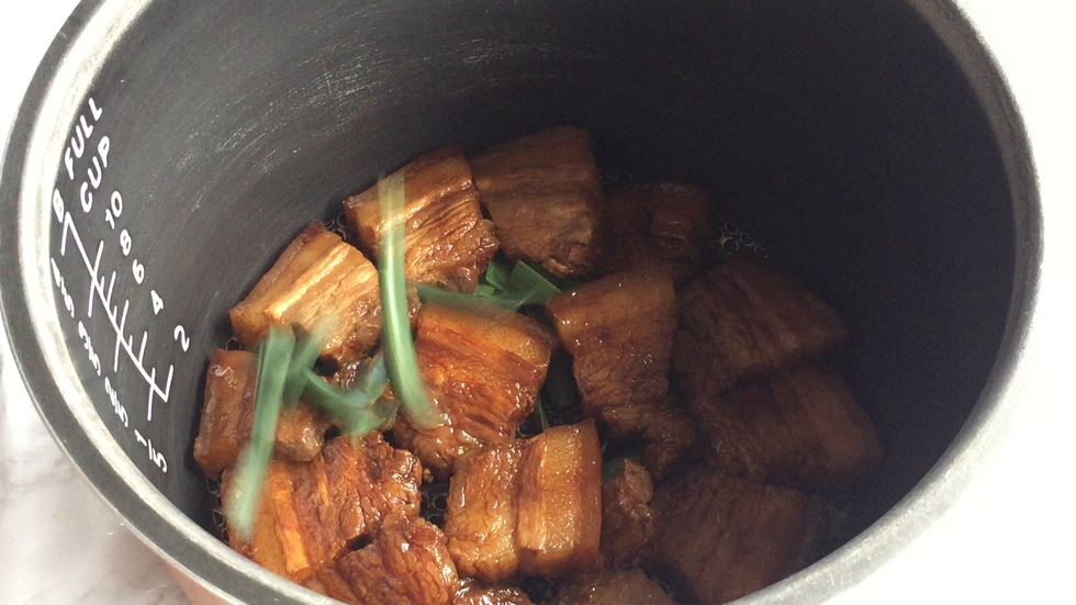 再放入另一半葱段和姜片