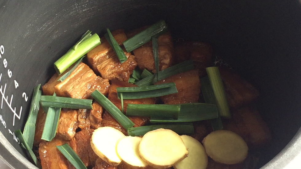 倒入腌制的酱汁