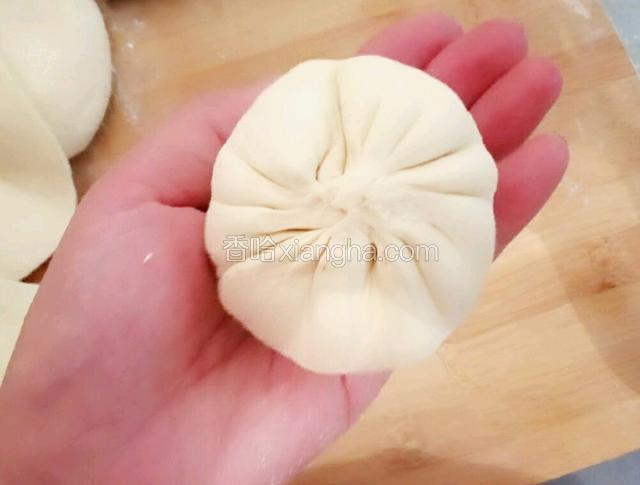 像包小笼包一样的捏成褶，包成包。