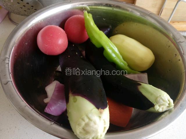 所有食材洗净备用。