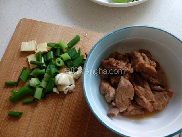红烧排骨备用。肉类家里有啥放啥，没有可以不放。葱姜蒜切好，大料备用。