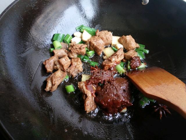 加黄豆酱、蒜蓉辣酱继续炒香。