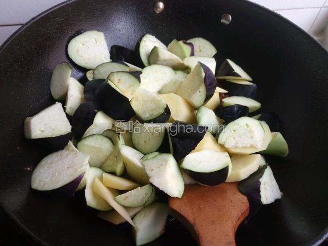 加土豆、茄子煸炒。