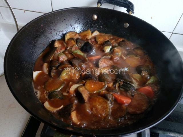加适量水炖煮，水没过食材即可。