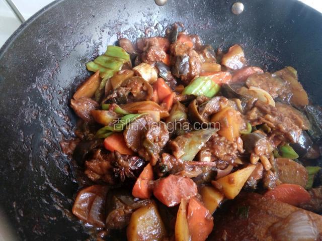 煮至食材软烂全熟，加鸡精、胡椒粉调味。盐我没加，酱料的盐分已足够。