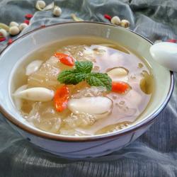 丑耳莲子百合羹的做法[图]