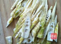 鲜笋猪肝鸡蛋汤的做法图解3