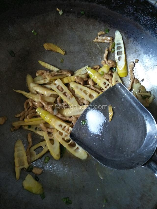 倒入笋片，加盐生抽大火暴炒即可