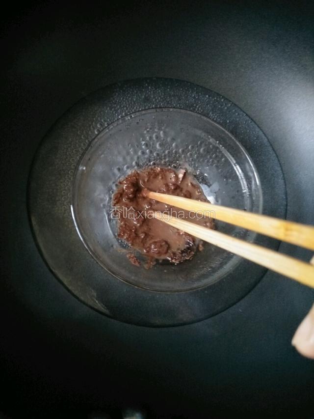 巧克力切碎放入碗中，隔水融化