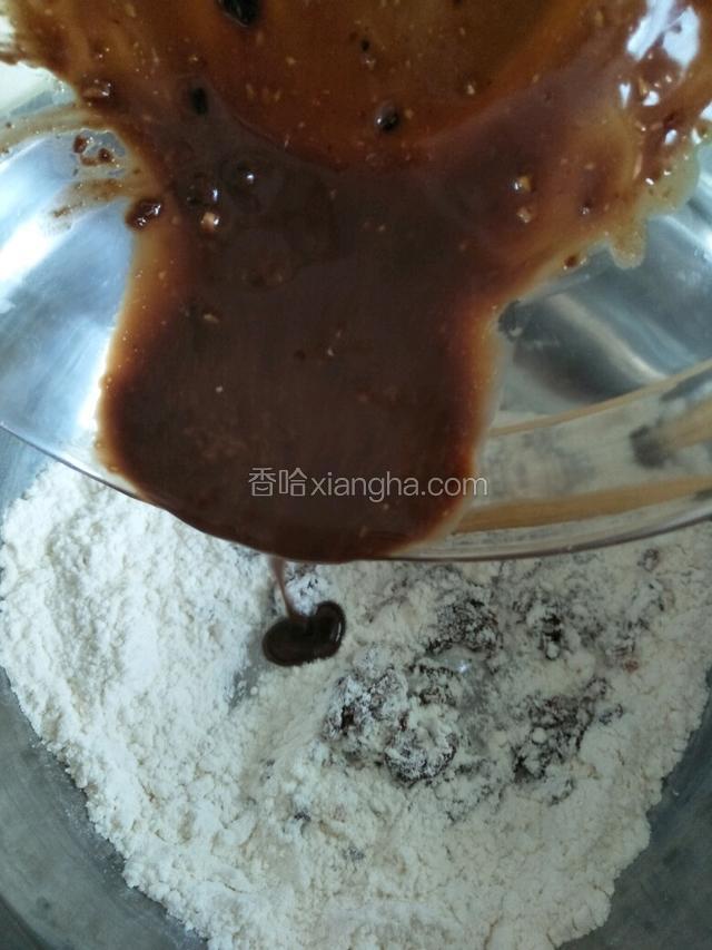 面粉中加酵母，融化好的巧克力放入和面
