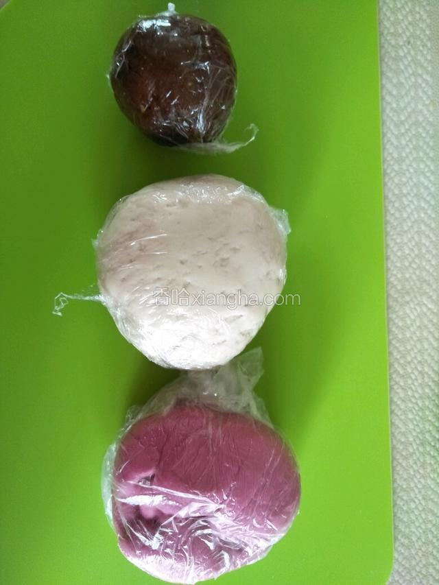 和好的三种颜色面团（白色面团用水，白糖，酵母和面）