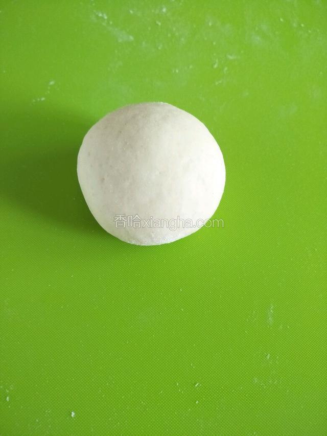 白色面团搓圆