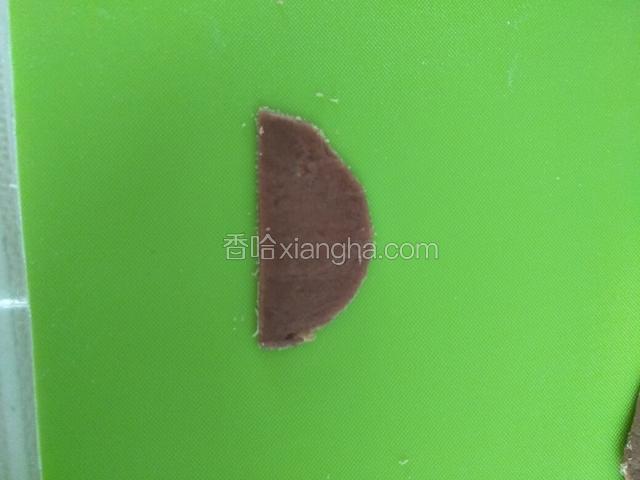 巧克力面团擀面片做成半圆