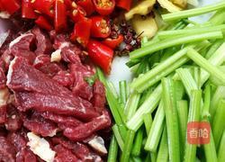 泡椒牛肉的做法图解1