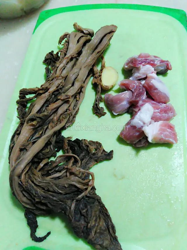 准备好梅菜和猪肉。梅菜腌制过，比较咸，要先清洗几道然后用清水浸泡半小时中途换两三道水。