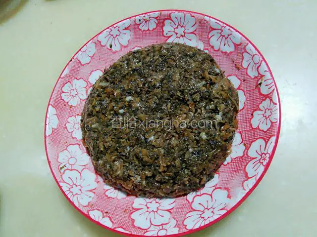 搅拌好的肉饼将它压实。