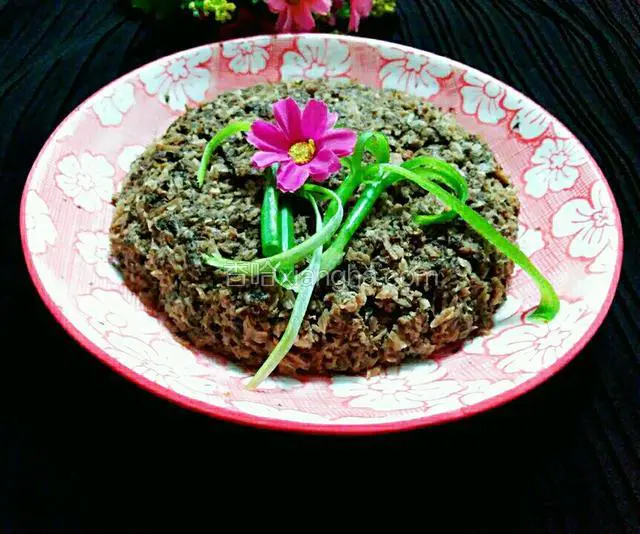 梅菜肉饼就做好啦，取出来，装饰一下拍个照看看怎么样啊？