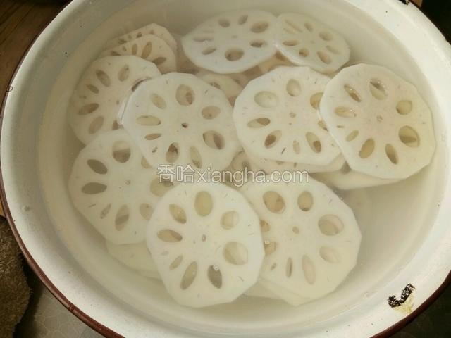 藕切片用凉水（滴几点醋）先泡着以防变色