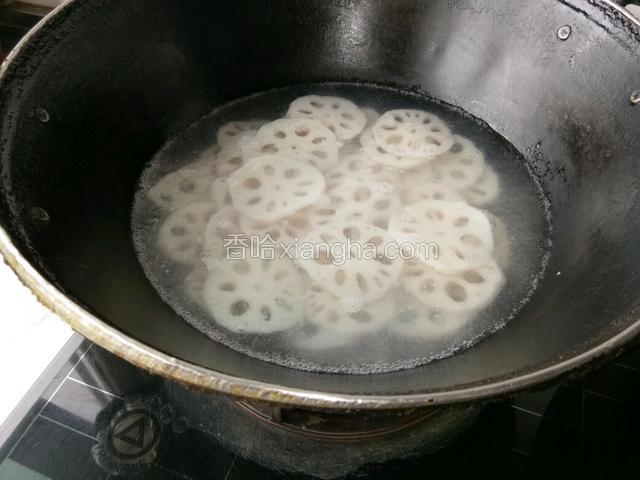 水烧开放藕片焯熟，捞出来凉水冰透。