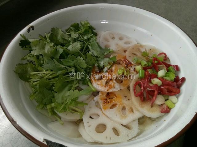 放香油，辣椒油，酱油，醋，盐，味精拌匀。