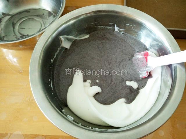 再倒回蛋白里 继续翻拌