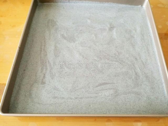 放入28*28的不沾金盘 震出气泡