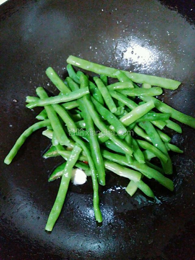 将焯过水的四季豆放入。