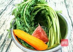 茼蒿炒肉的做法图解1