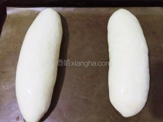 放入烤箱发酵 放热水保持湿度 发酵至1.5倍大 取出 表面刷牛奶 