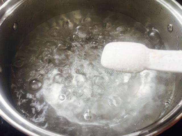 锅中烧水，加入一勺盐。