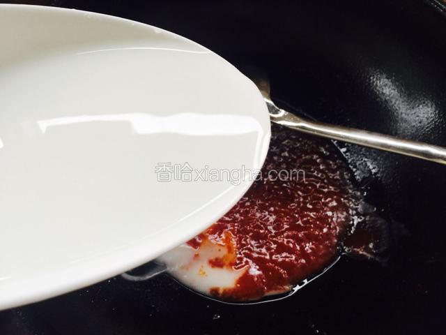 最后倒入水淀粉(水淀粉就是水和淀粉搅拌均匀)