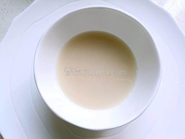 酵母用温水化开。