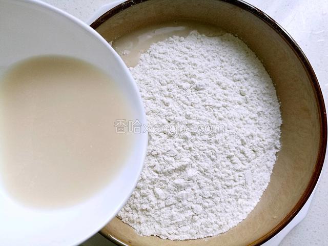 酵母水分次加入面粉中。